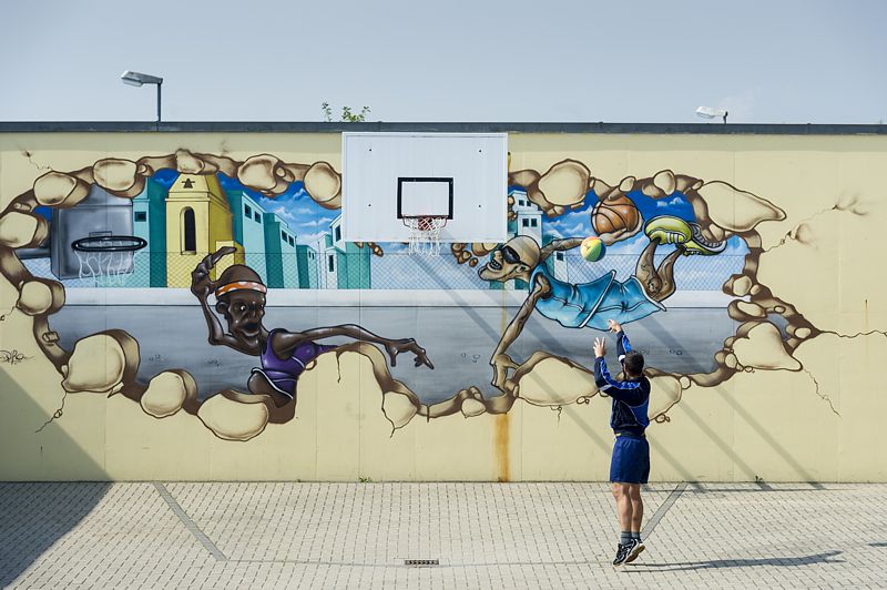 Gefanger wirft Ball in Richtung eines Basketballkorbs Freizeitgestaltung